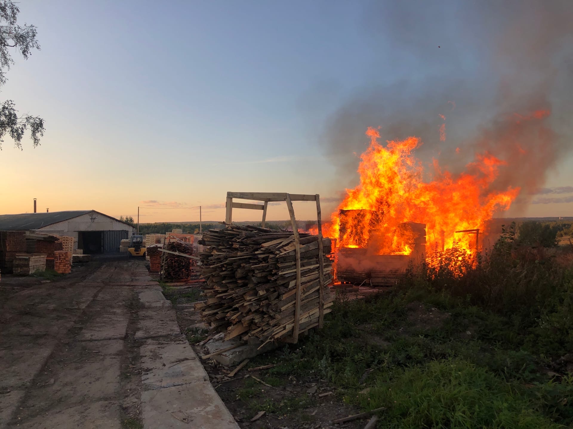 В деревне Панигино Тверской области горит пилорама