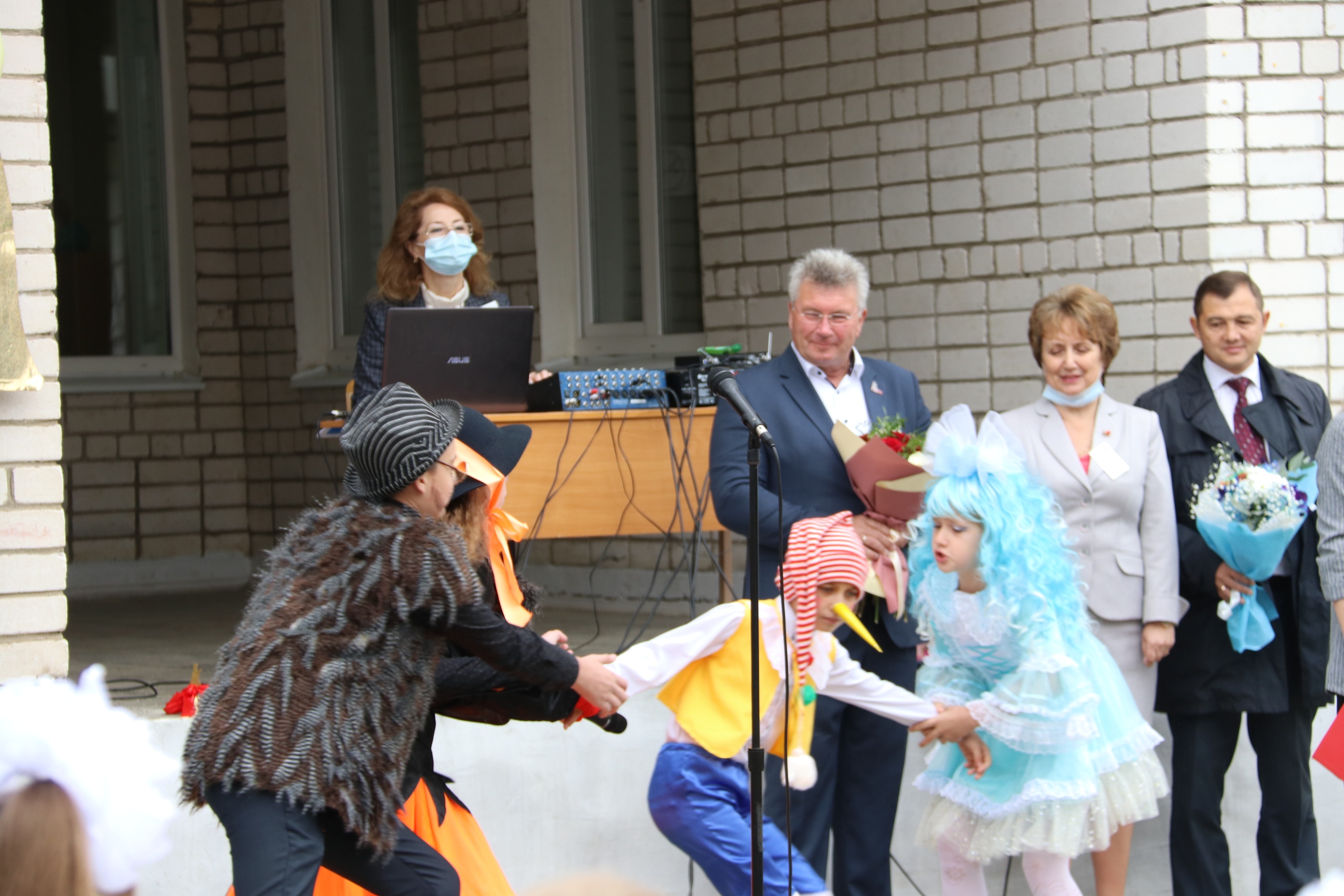 Андрей Белоцерковский на торжественной линейке поздравил ржевских школьников с Днём знаний