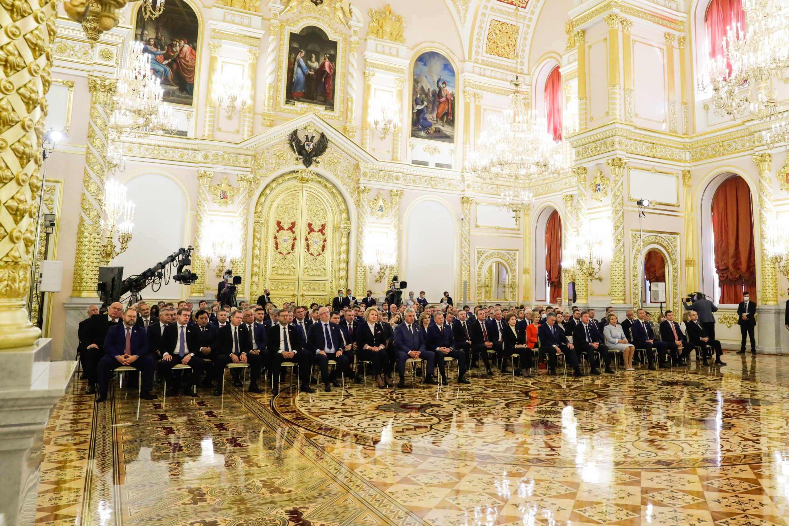 Президент России Владимир Путин встретился с сенаторами в Кремле