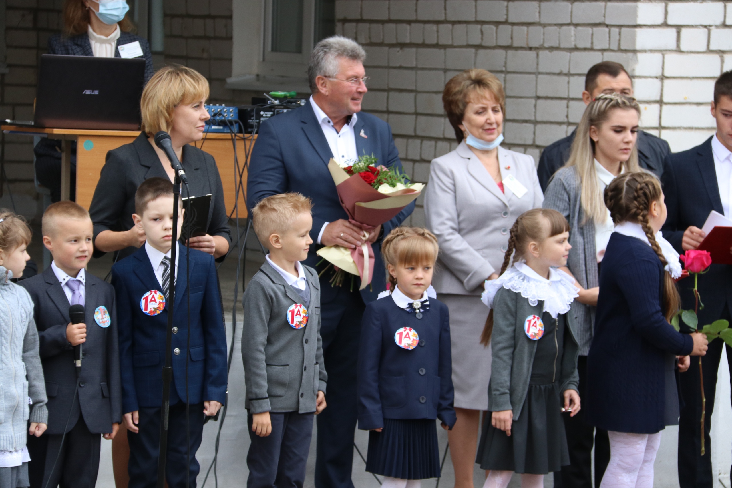 Андрей Белоцерковский на торжественной линейке поздравил ржевских школьников с Днём знаний