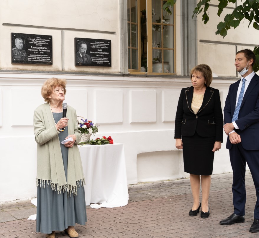 На здании университета в Твери установил памятные доски в честь выдающихся преподавателей