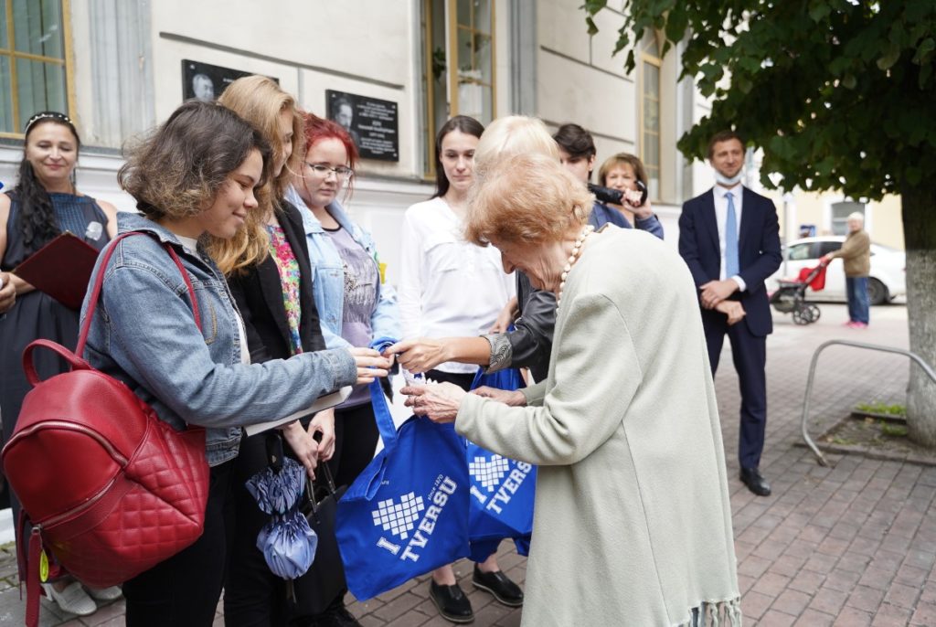 На здании университета в Твери установил памятные доски в честь выдающихся преподавателей