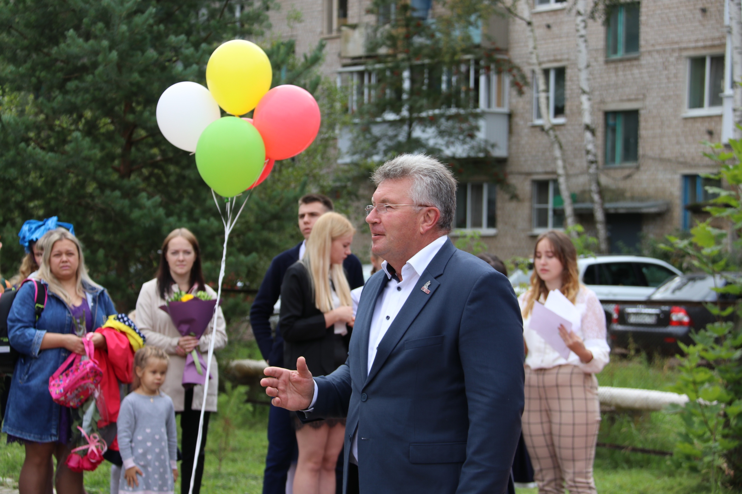 Андрей Белоцерковский на торжественной линейке поздравил ржевских школьников с Днём знаний