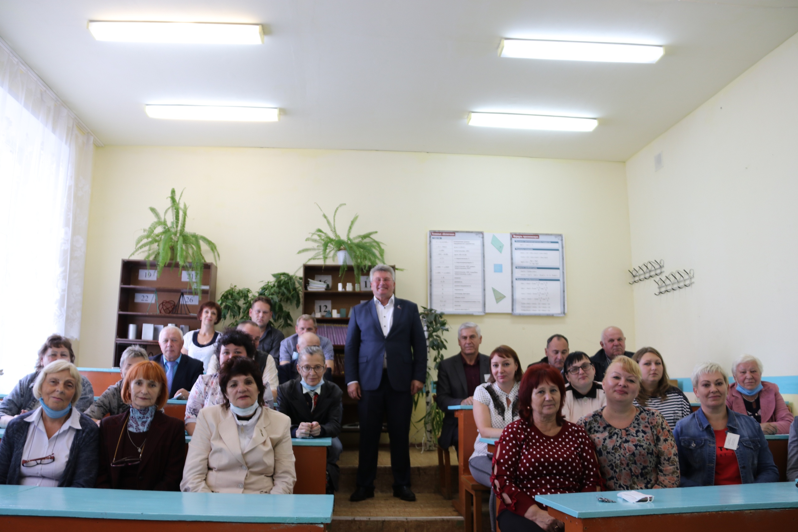 Андрей Белоцерковский на торжественной линейке поздравил ржевских школьников с Днём знаний