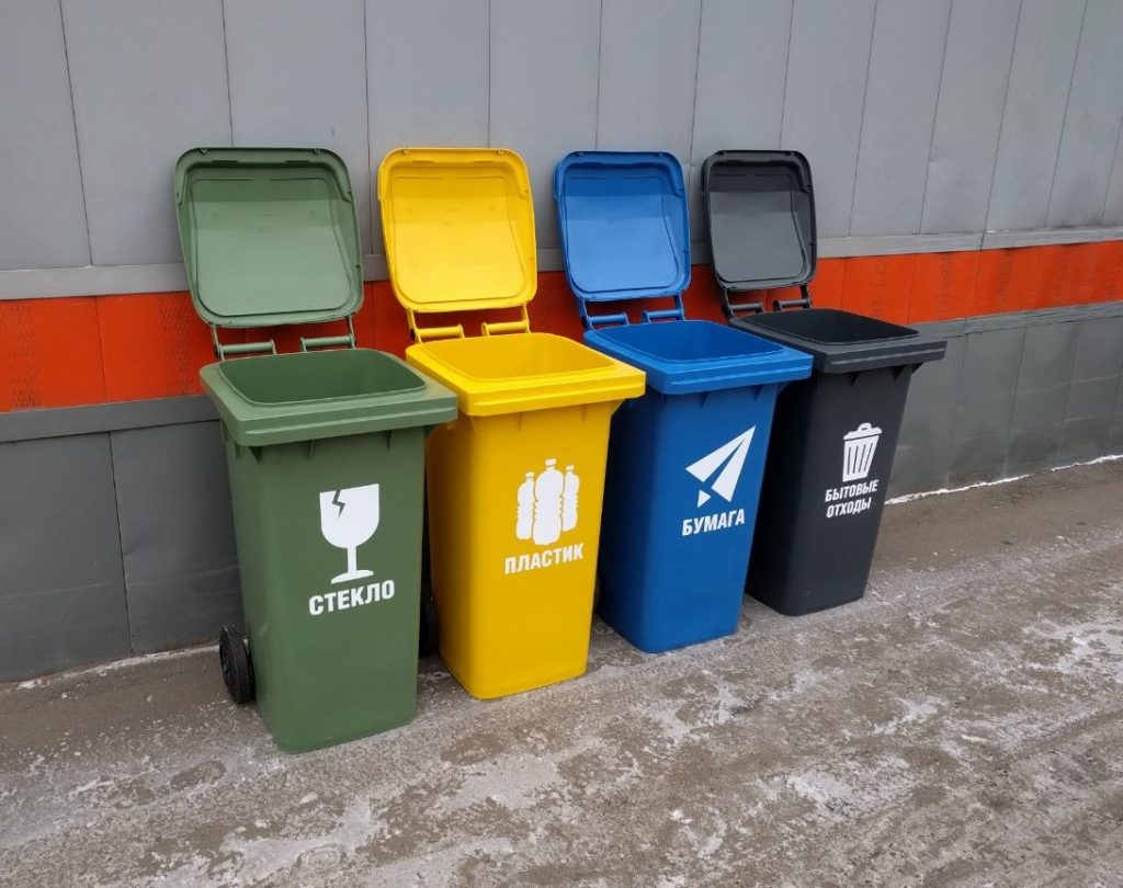 Необычный подарок: тверским школам передали контейнеры для раздельного сбора мусора