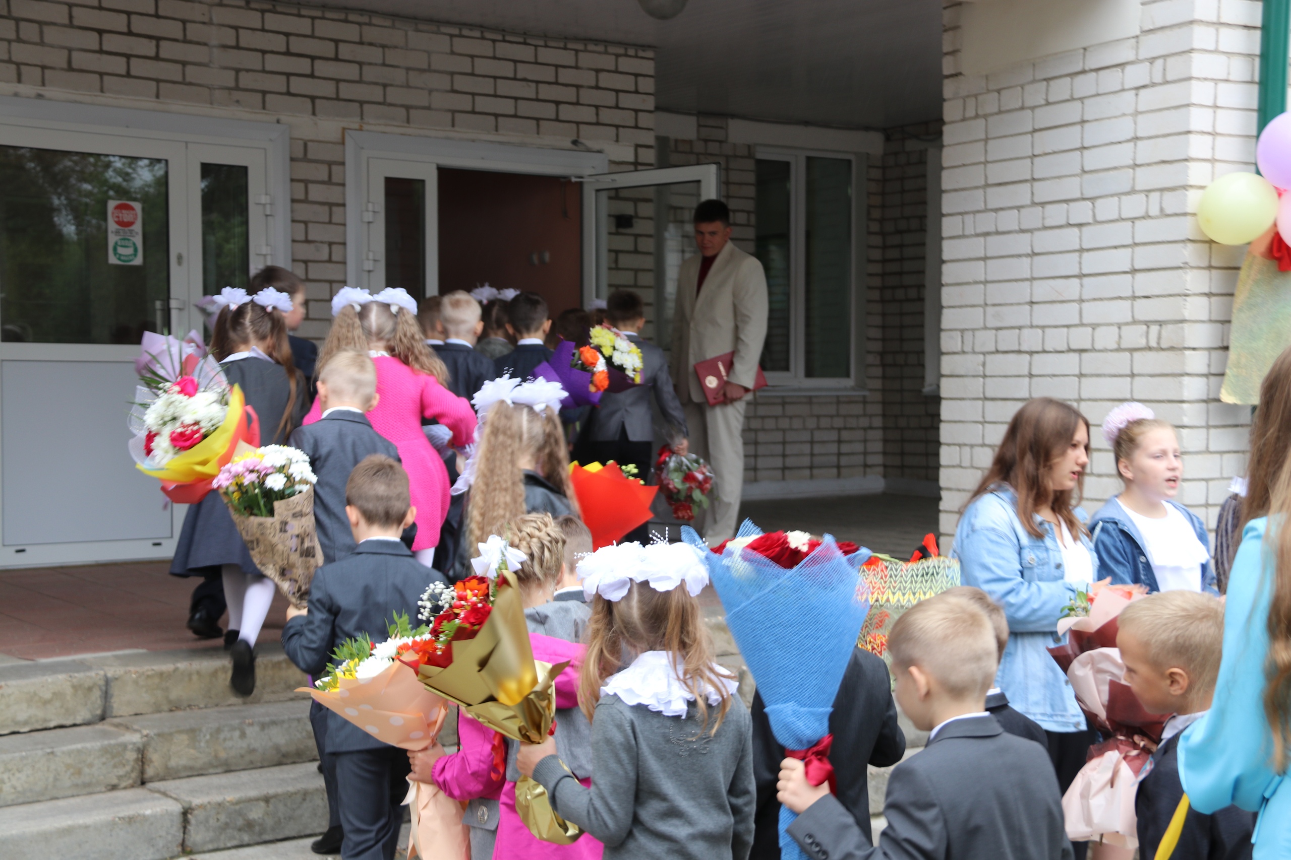 Андрей Белоцерковский на торжественной линейке поздравил ржевских школьников с Днём знаний