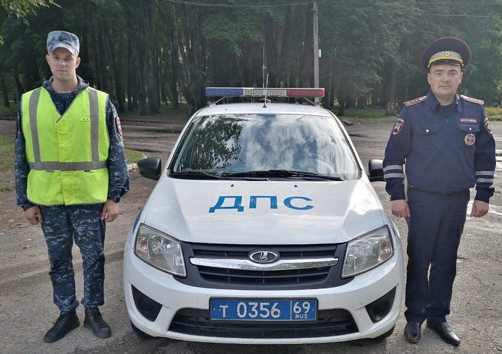 Осташковские автоинспекторы помогли водителю, у которого взорвалось на трассе колесо Осташковские автоинспекторы помогли водителю, у которого взорвалось на трассе колесо