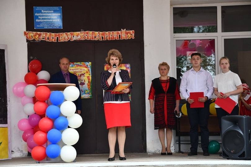 В Андреапольской школе новый директор встретил первоклашек В Андреапольской школе новый директор встретил первоклашек
