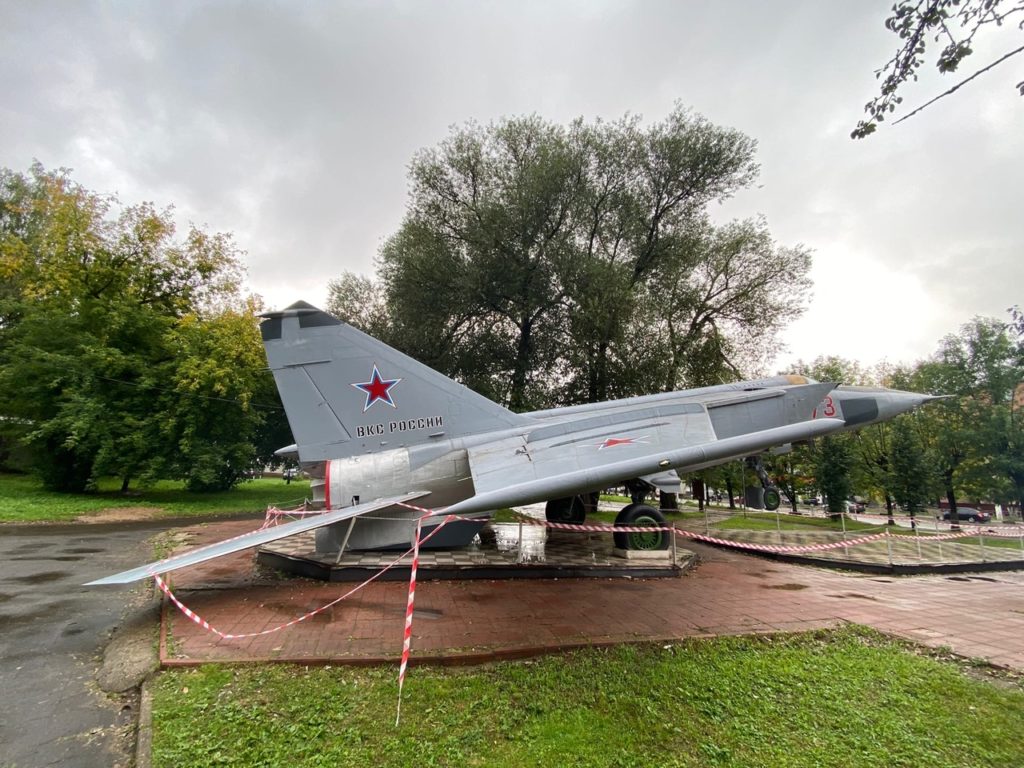 В парке Победы Твери памятник самолету завалился на хвост