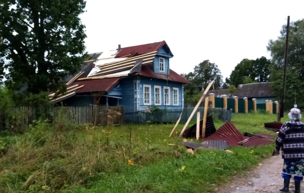 Ураганный ветер в Тверской области срывал крыши и валил деревья