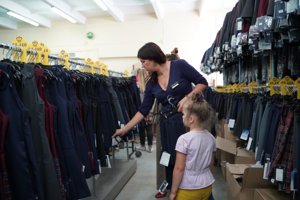 Многодетные семьи Жарковского района получили комплекты новой школьной формы для первоклассников Многодетные семьи Жарковского района получили комплекты новой школьной формы для первоклассников