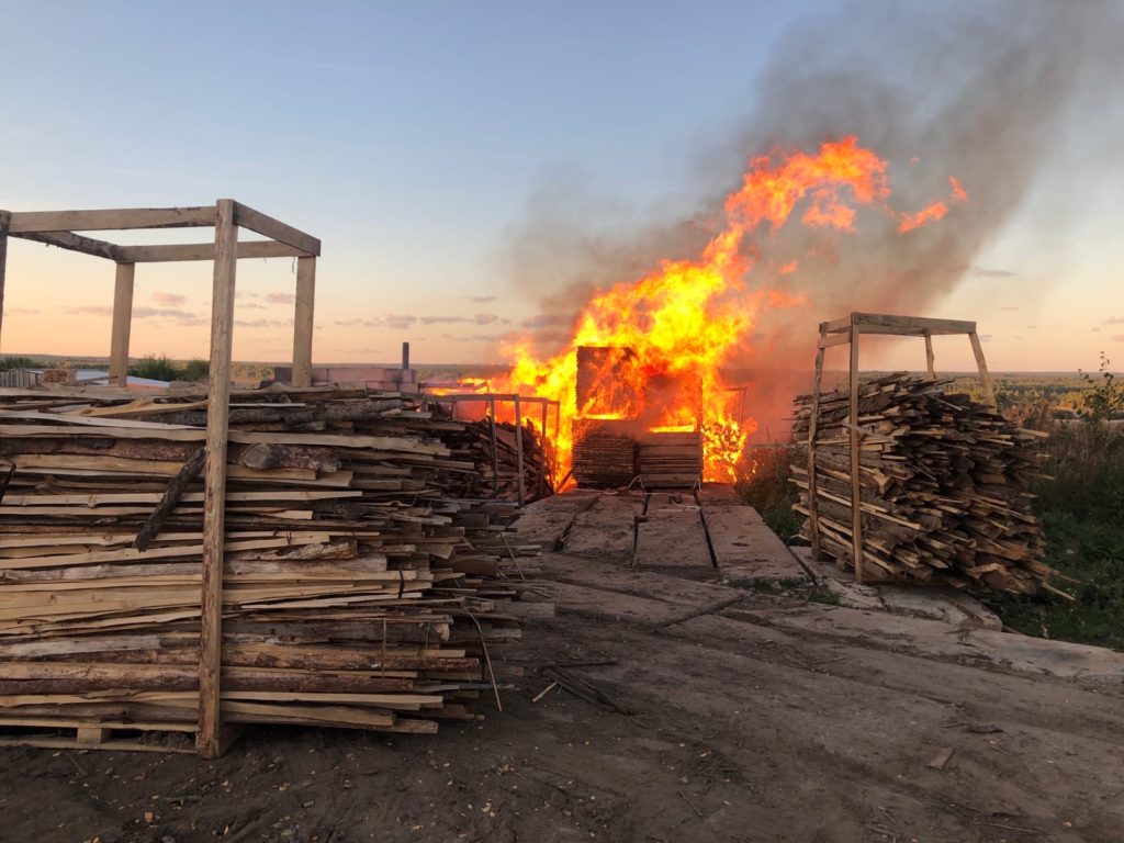 В деревне Панигино Тверской области горит пилорама В деревне Панигино Тверской области горит пилорама
