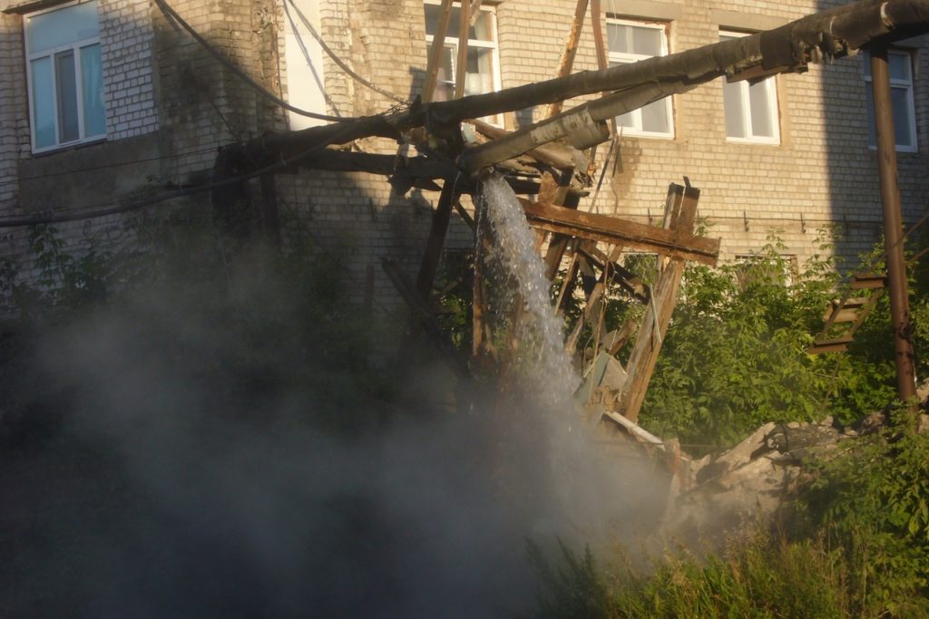 На одной из улиц Твери разлилась река кипятка