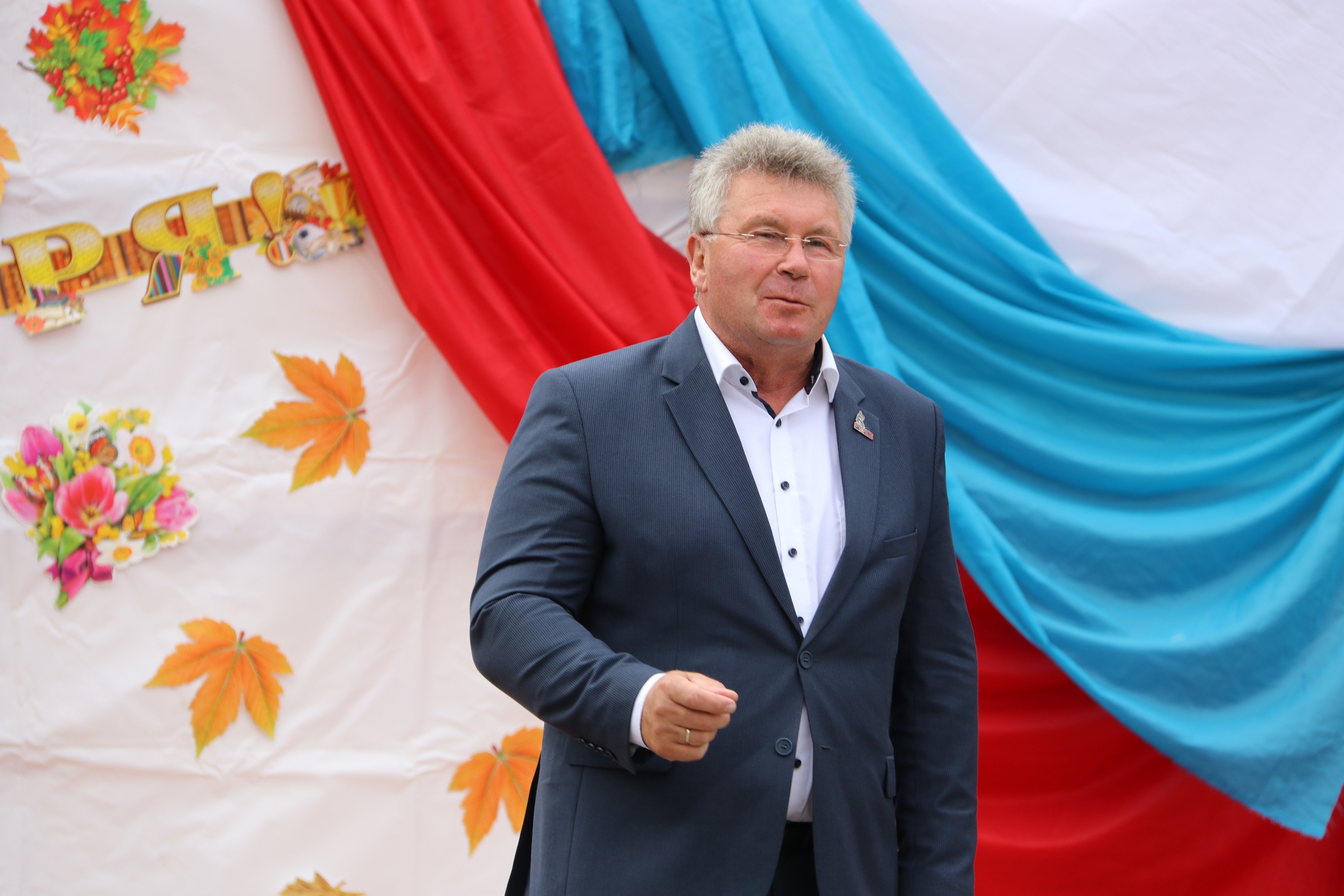 Андрей Белоцерковский на торжественной линейке поздравил ржевских школьников с Днём знаний