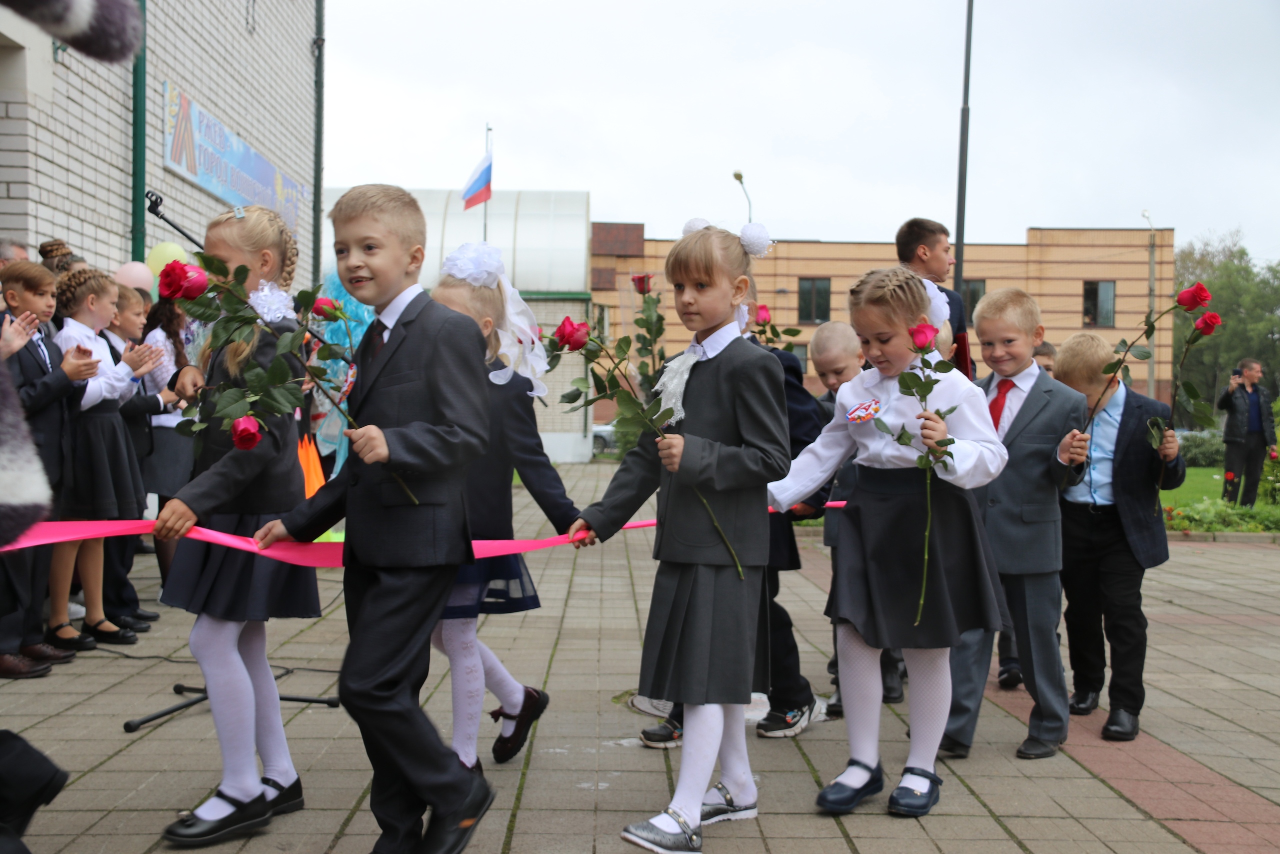 Андрей Белоцерковский на торжественной линейке поздравил ржевских школьников с Днём знаний