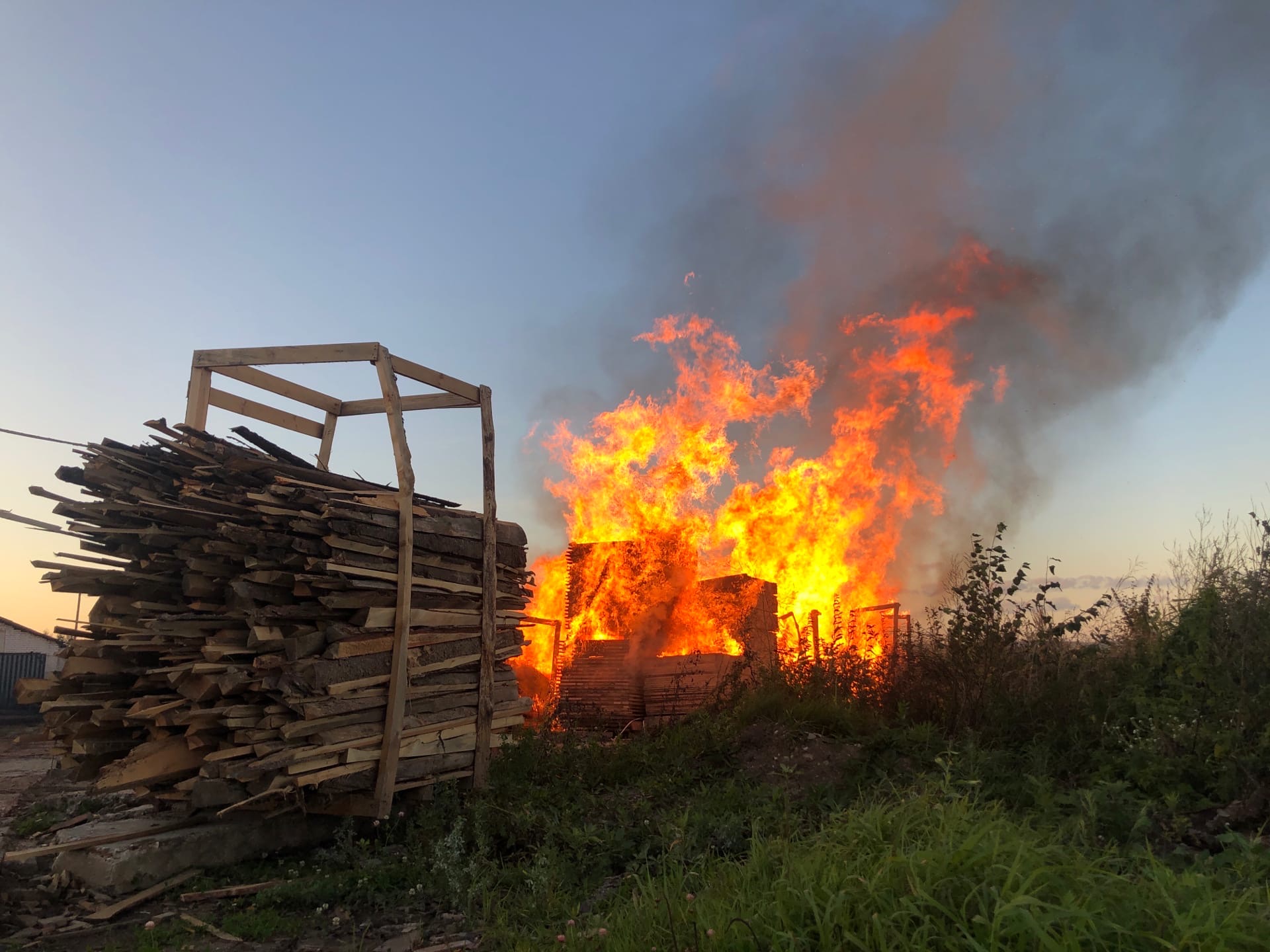 В деревне Панигино Тверской области горит пилорама