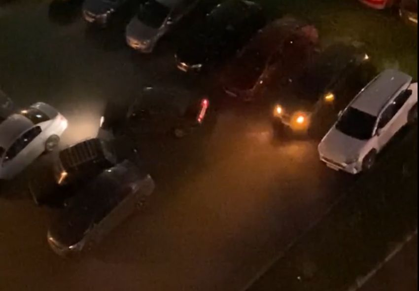 Появилось видео, как неадекватный водитель паркуется на одной из улиц Твери
