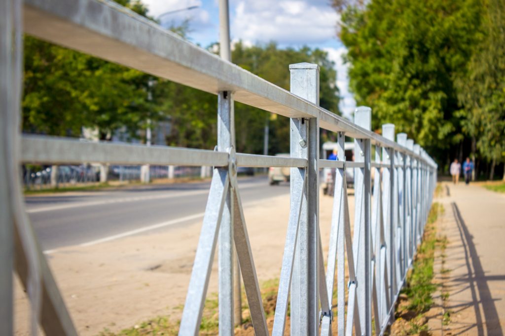 В Лихославльском районе устанавливают новые светофоры и пешеходные ограждения В Лихославльском районе устанавливают новые светофоры и пешеходные ограждения