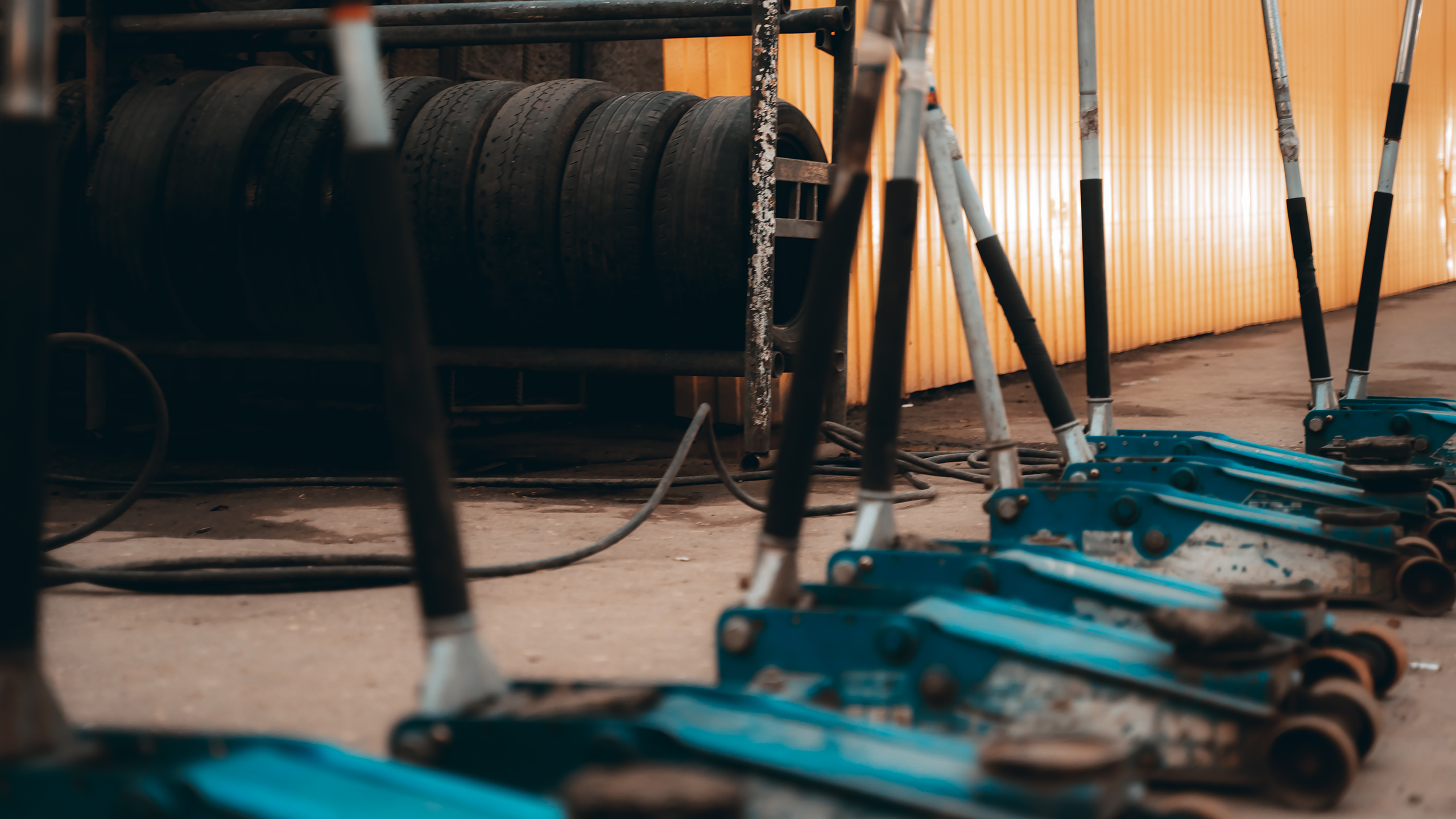 Готовь резину к холодам: как тверскому автомобилисту правильно выбирать и хранить шины