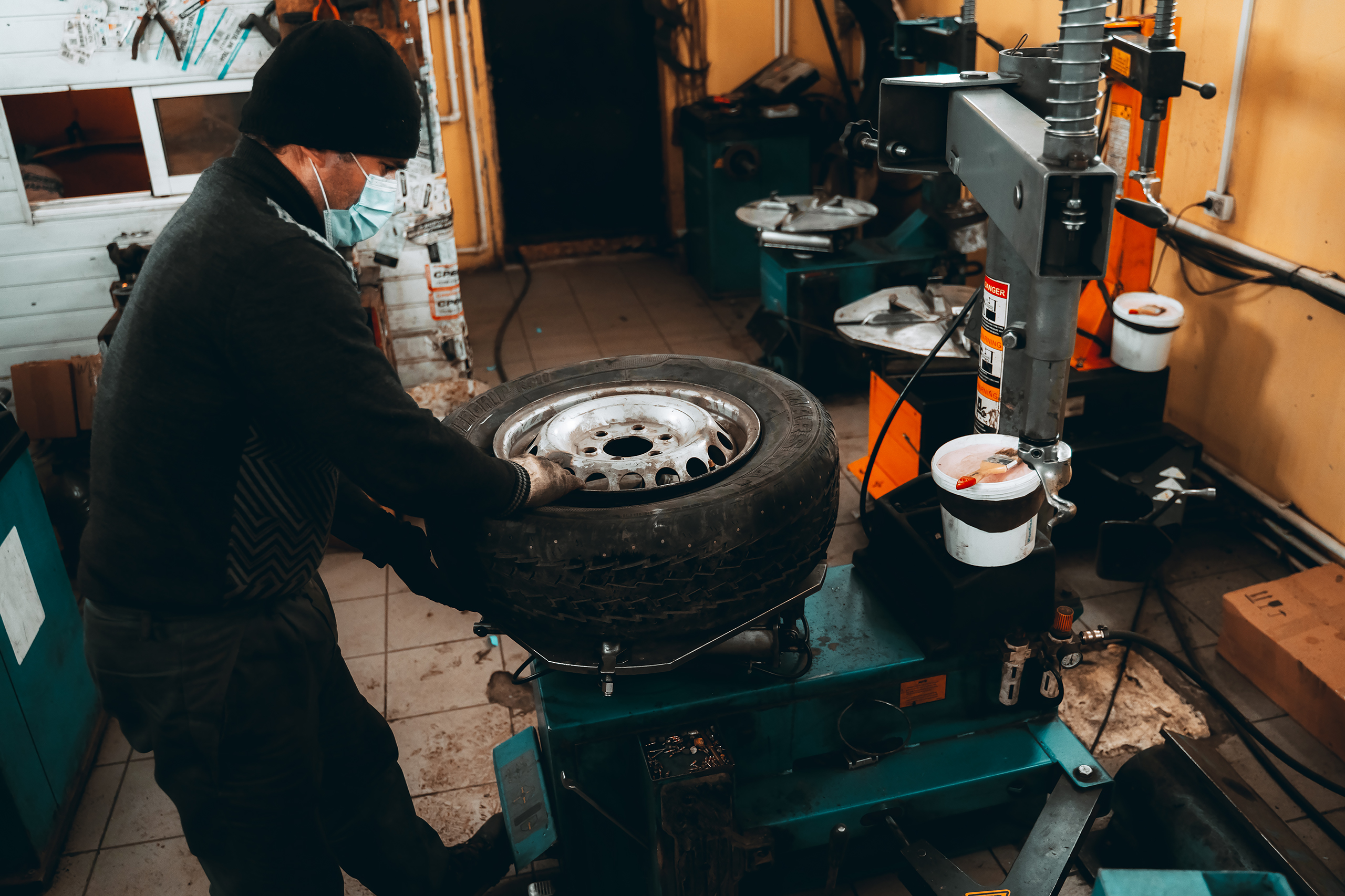 Готовь резину к холодам: как тверскому автомобилисту правильно выбирать и хранить шины