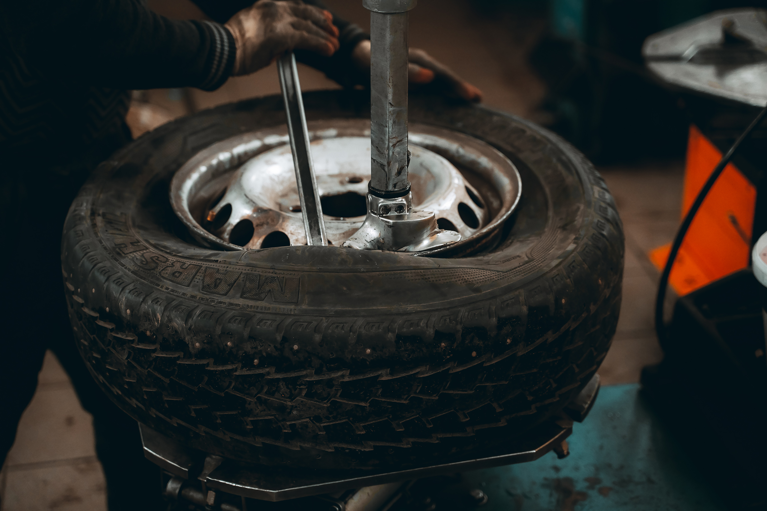 Готовь резину к холодам: как тверскому автомобилисту правильно выбирать и хранить шины