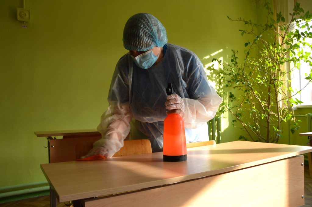 В тверских школах усиленно проводят дезинфекцию В тверских школах усиленно проводят дезинфекцию