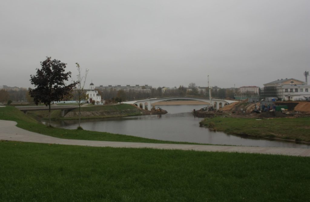 Новый пешеходный мост в центре Твери готов на 85%