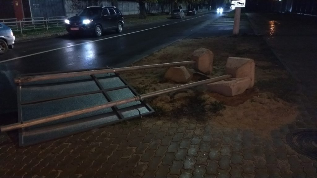 В Твери упавший металлический стенд чудом не задел прохожих