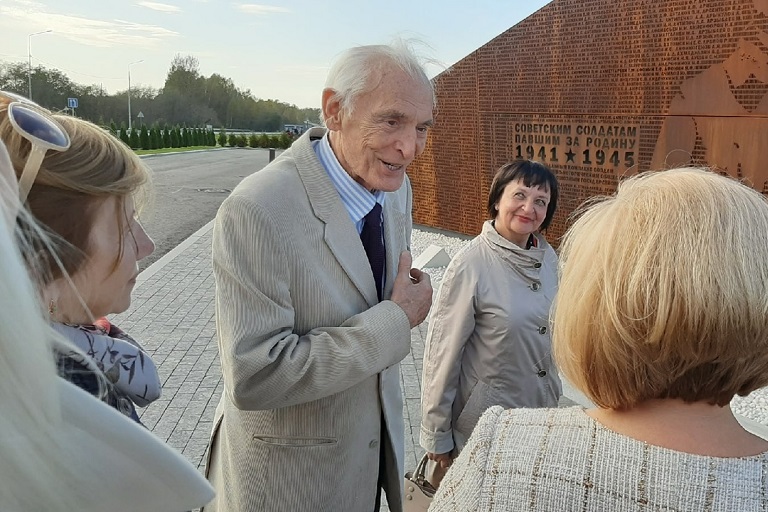 Народный артист СССР Василий Лановой посетил Ржевский мемориал
