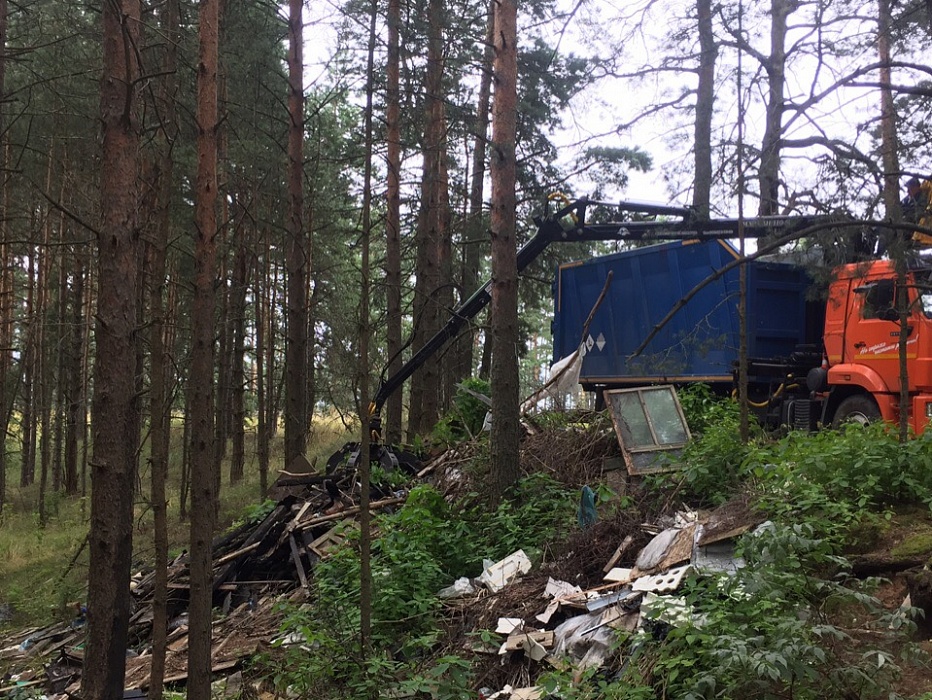 В Конаковском районе убирают стихийные свалки, где мусор копился десятилетиями