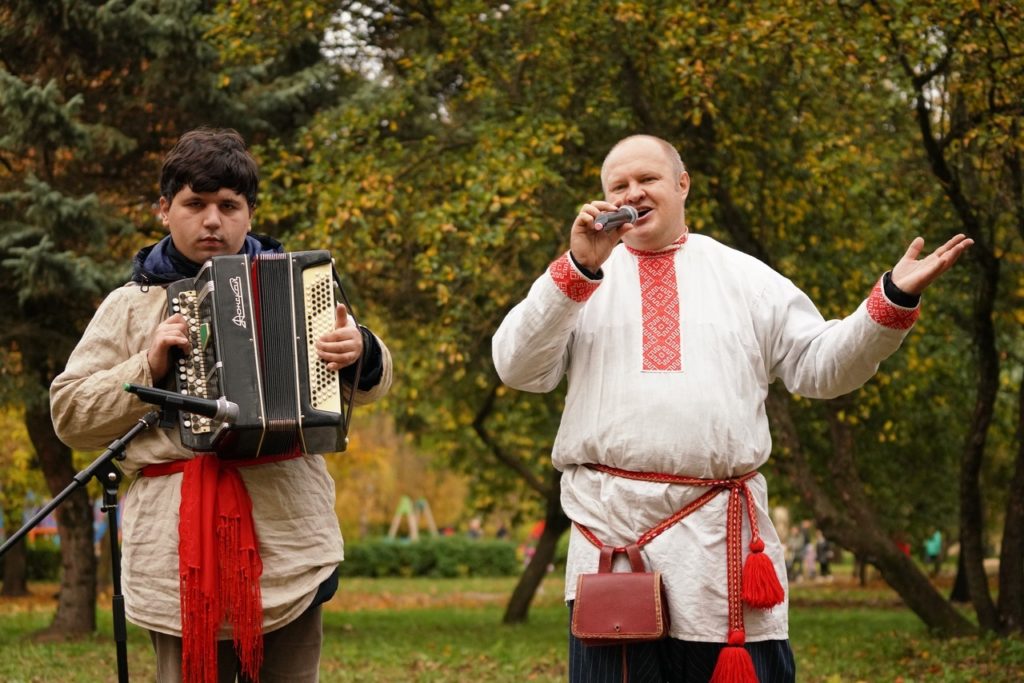 Фото хоровода и золотой осени: Покров отпраздновали в Парке Победы Твери