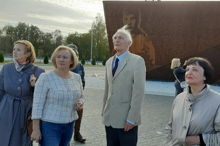 Народный артист СССР Василий Лановой посетил Ржевский мемориал Народный артист СССР Василий Лановой посетил Ржевский мемориал
