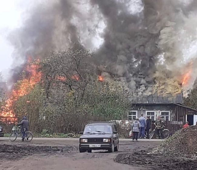 В поселке под Тверью полыхает заброшенное здание В поселке под Тверью полыхает заброшенное здание