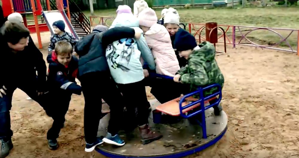 Дети открыли игровую площадку в селе Тверской области Дети открыли игровую площадку в селе Тверской области