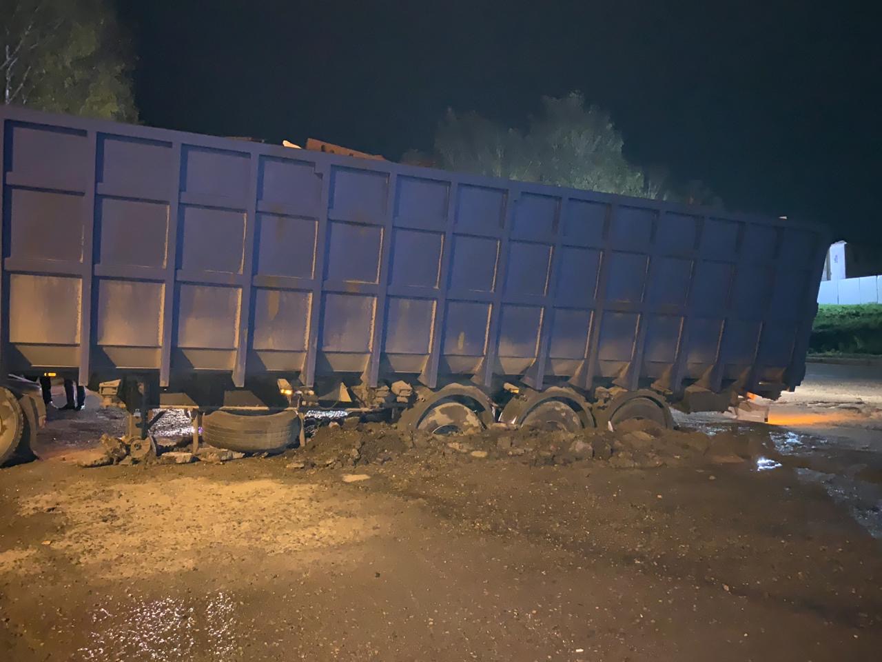 В Тверской области большегруз попал в земляной «капкан»