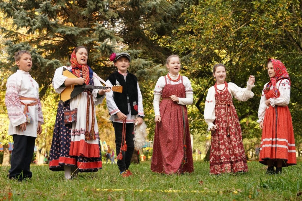 Фото хоровода и золотой осени: Покров отпраздновали в Парке Победы Твери