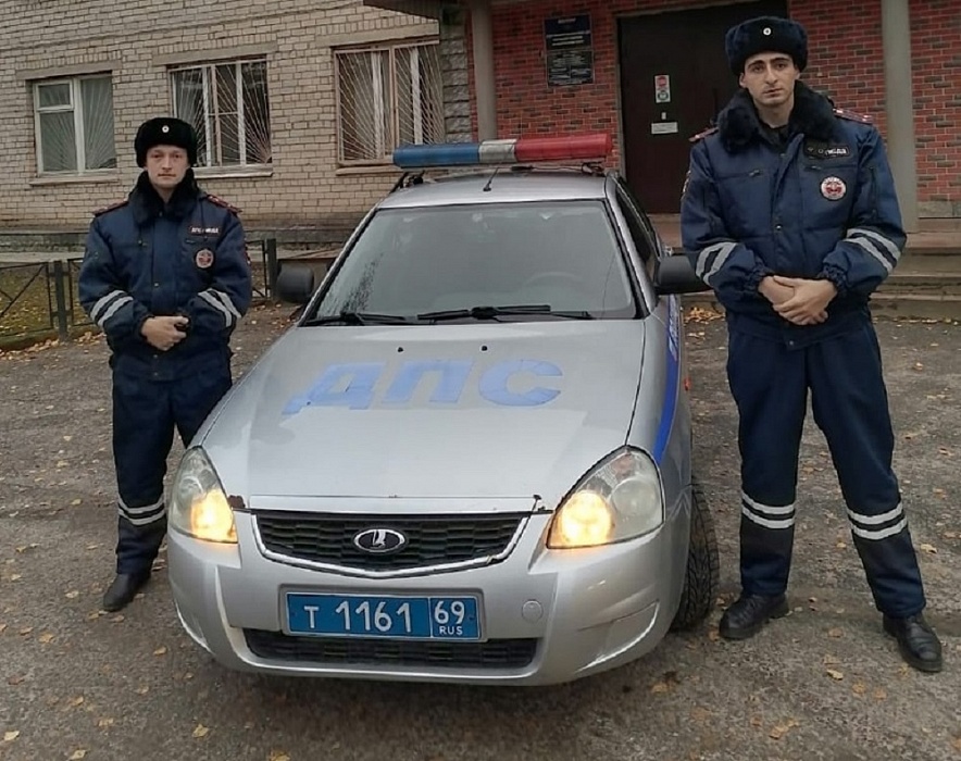 В Конаковском районе сотрудники ДПС помогли тверитянке добраться до дома В Конаковском районе сотрудники ДПС помогли тверитянке добраться до дома