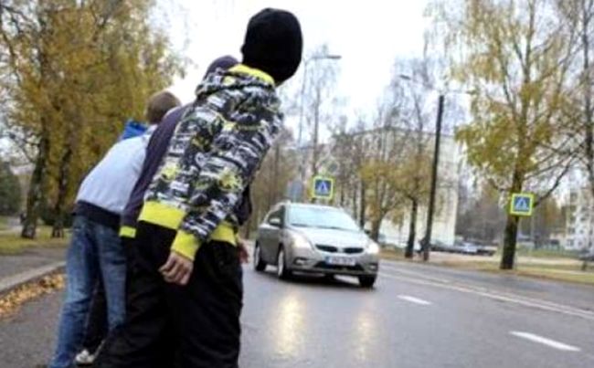 В Тверской области подростки ради забавы бросались под машины В Тверской области подростки ради забавы бросались под машины