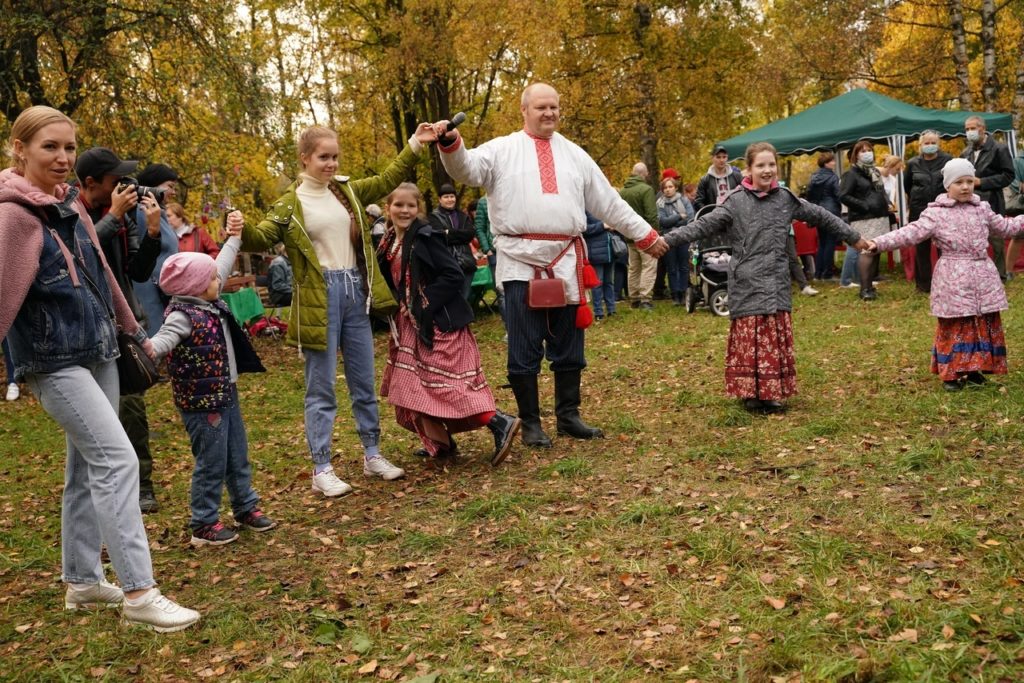 Фото хоровода и золотой осени: Покров отпраздновали в Парке Победы Твери