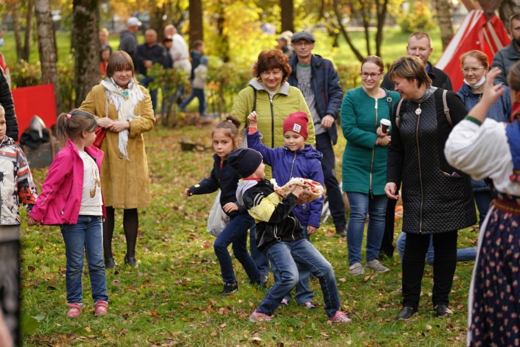Фото хоровода и золотой осени: Покров отпраздновали в Парке Победы Твери