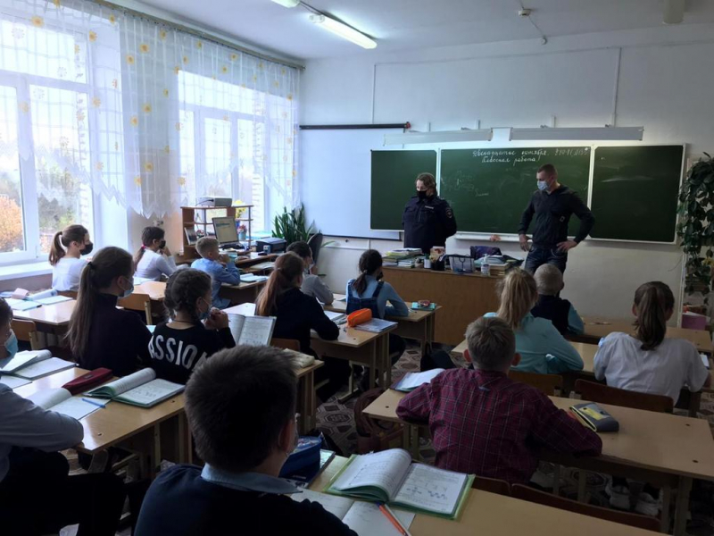 В Вышнем Волочке сотрудники наркоконтроля встретились со школьниками