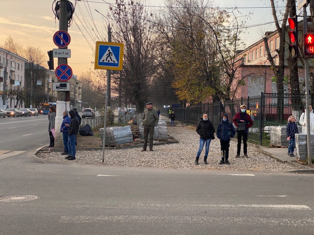 На проспекте Победы в Твери ремонтируют тротуары