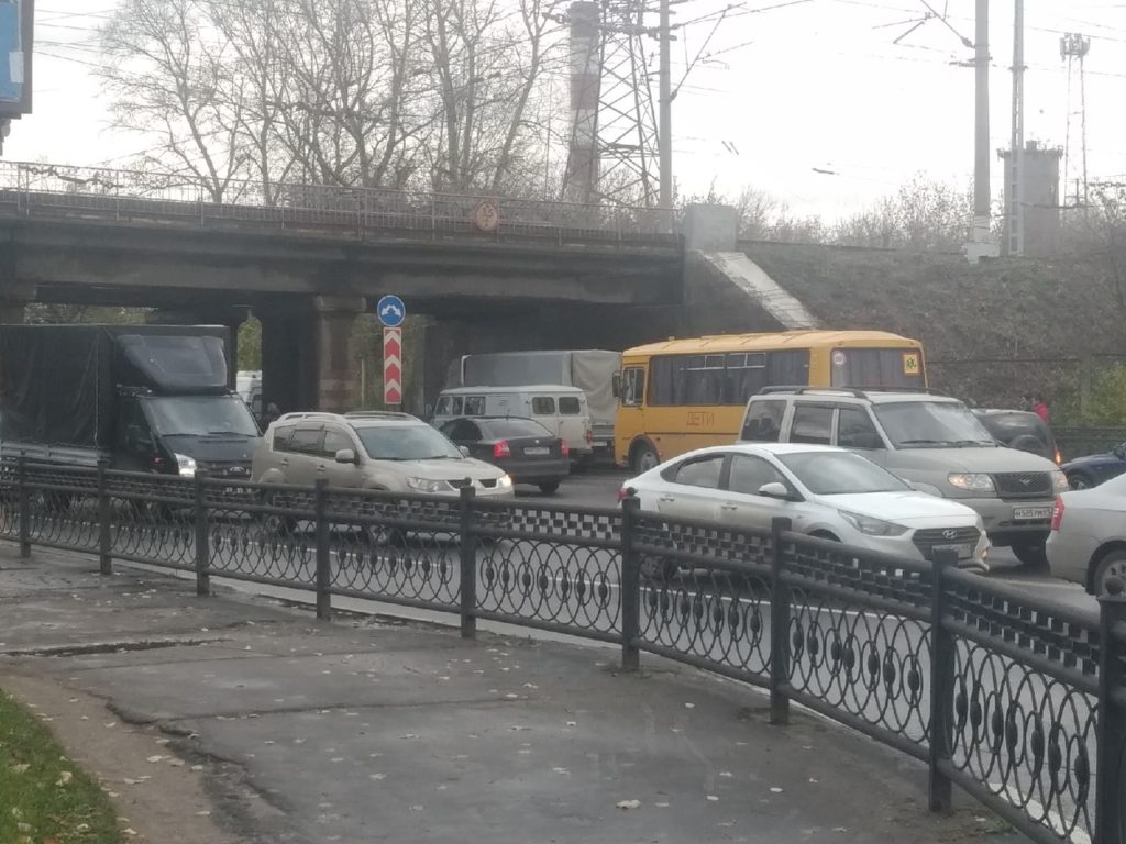 Момент падения мужчины с железнодорожного моста в Твери попал на видео