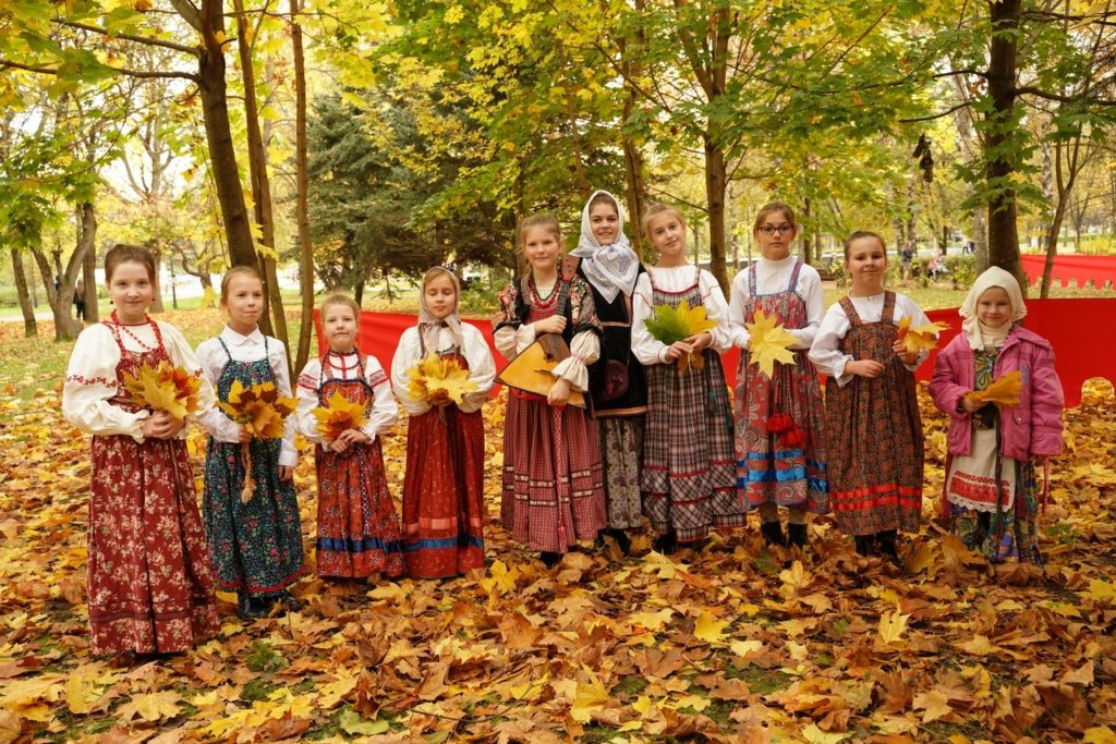 Фото хоровода и золотой осени: Покров отпраздновали в Парке Победы Твери