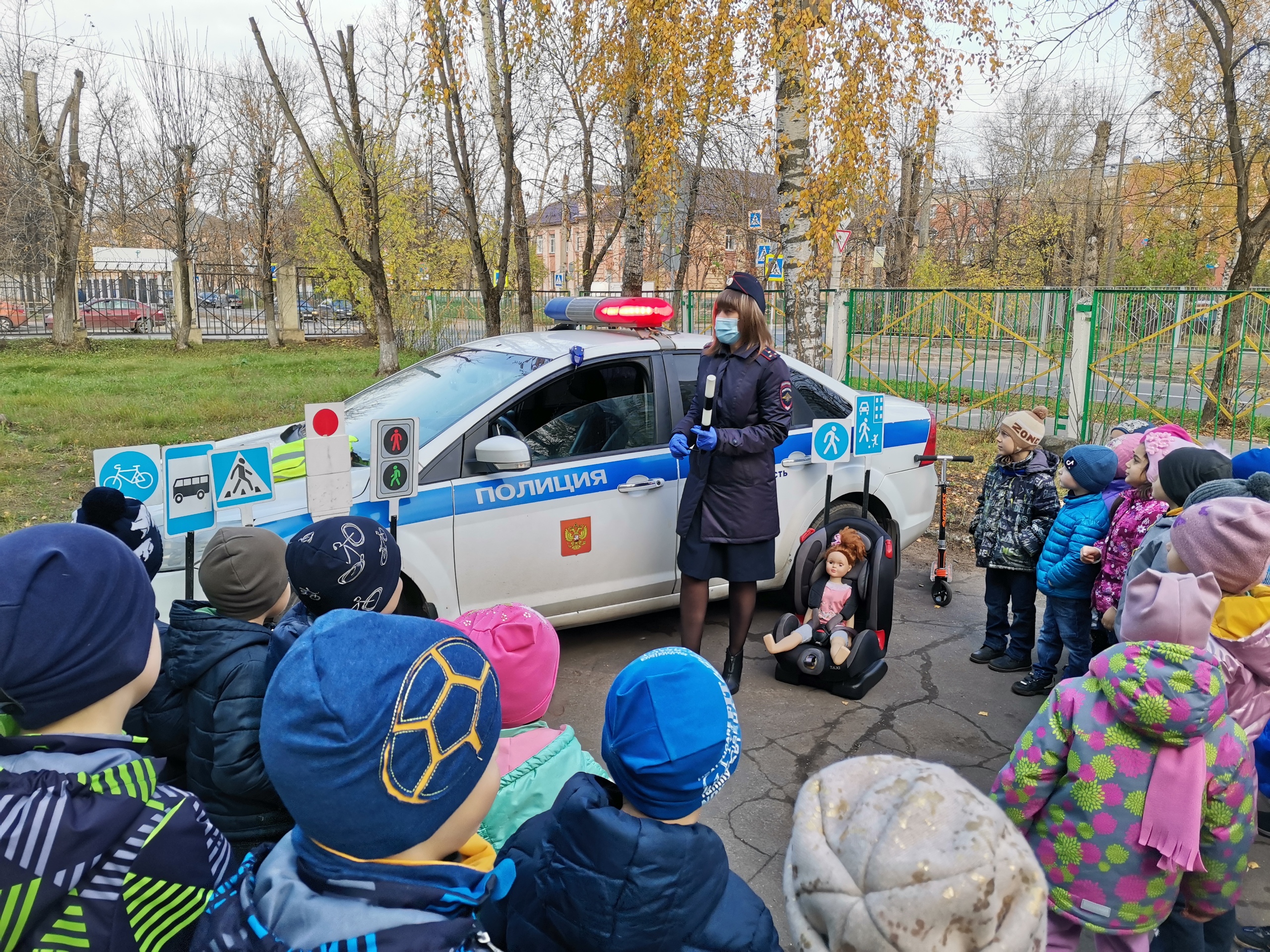 Тверские автоинспекторы учат малышей правилам ПДД
