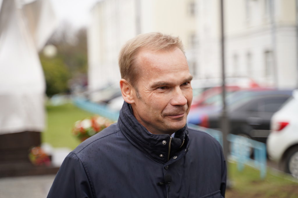 В центре Твери открыли памятник пейзажисту Ефрему Зверькову