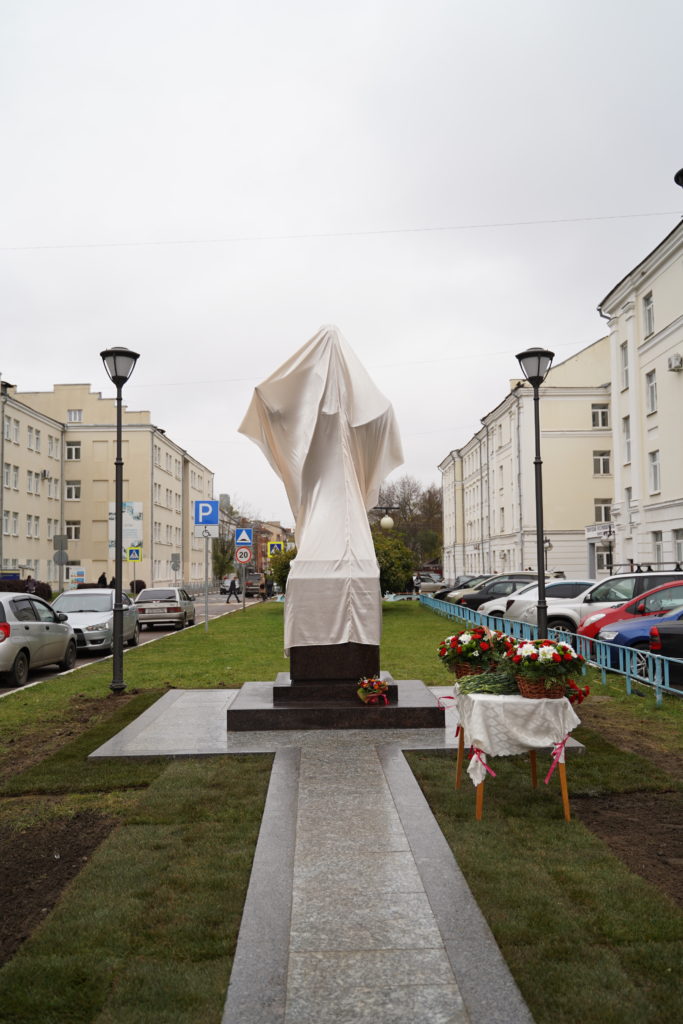 В центре Твери открыли памятник пейзажисту Ефрему Зверькову