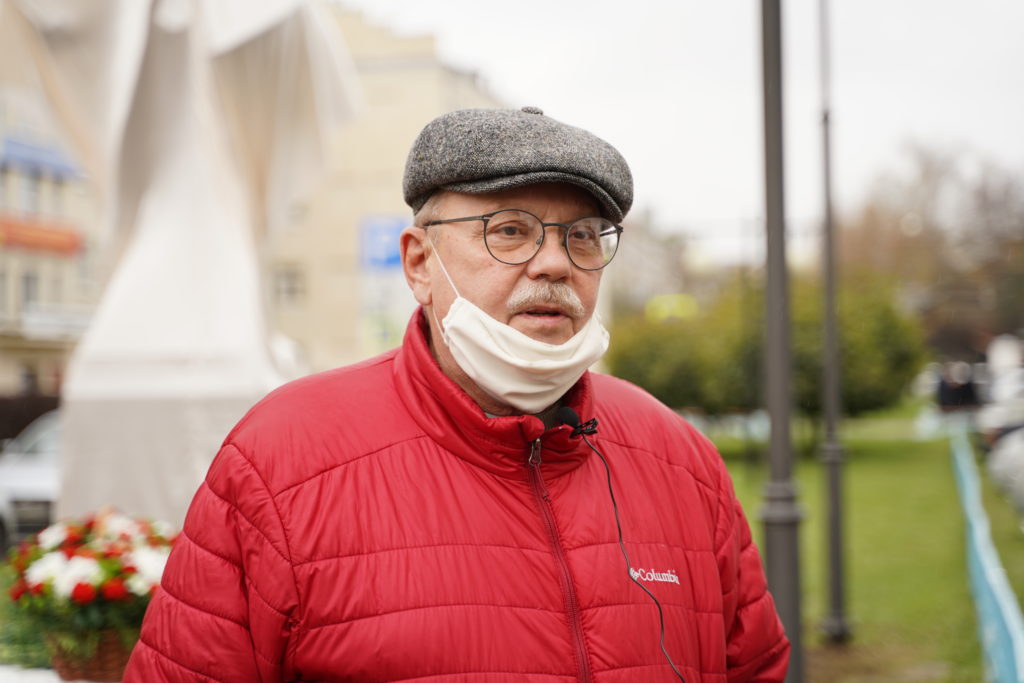 В центре Твери открыли памятник пейзажисту Ефрему Зверькову