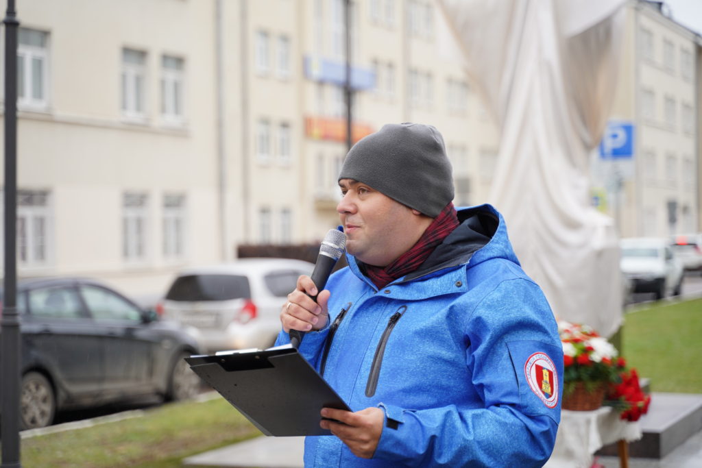 В центре Твери открыли памятник пейзажисту Ефрему Зверькову