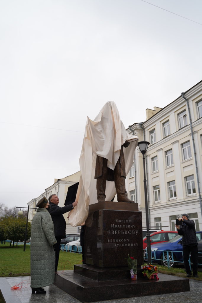В центре Твери открыли памятник пейзажисту Ефрему Зверькову